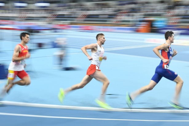 Norweg Jakob Ingebrigtsen (P) i Polak Marcin Lewandowski (C) i Hiszpan Jesus Gomez (L) w finale biegu na 1500m mężczyzn podczas lekkoatletycznych halowych mistrzostw Europy w Toruniu