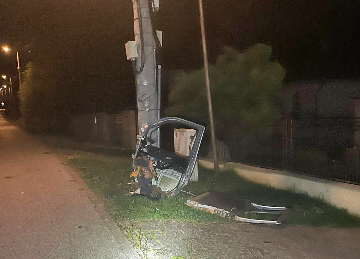 Vodič v obci Mojmírovce narazil do stĺpa verejného osvetlenia.  
