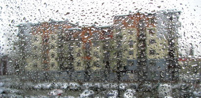 Pogoda w Polsce całkiem oszalała! Na ulicach zrobiło się biało i ślisko... [FILM]