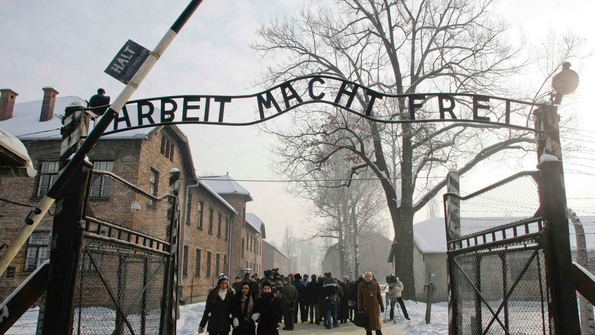 W piątek Anders Hoegstroem, skazany za podżeganie do kradzieży napisu "Arbeit macht frei" z bramy muzeum w Auschwitz-Birkenau, zostanie przekazany stronie szwedzkiej. W swym kraju ma odbyć karę dwóch lat i ośmiu miesięcy więzienia, wymierzoną przez sąd w Krakowie.