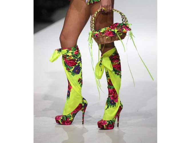 Folklor wciąż na topie? Folkowe kreacje na tygodniu mody w Moskwie