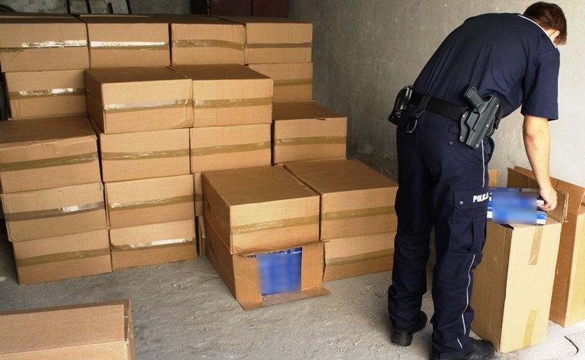 Policjanci znaleźli 40 tys. lewych paczek papierosów