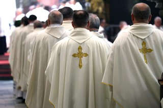 Dlaczego ludzie odchodzą z Kościoła? Abp Przybylski: Są problemy z wiarygodnością księży, bliskością z wiernymi [WYWIAD]