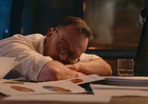 Čaša pića pred spavanje direktno smanjuje zapreminu mozga u regijama ključnim za logiku i pamćenje
