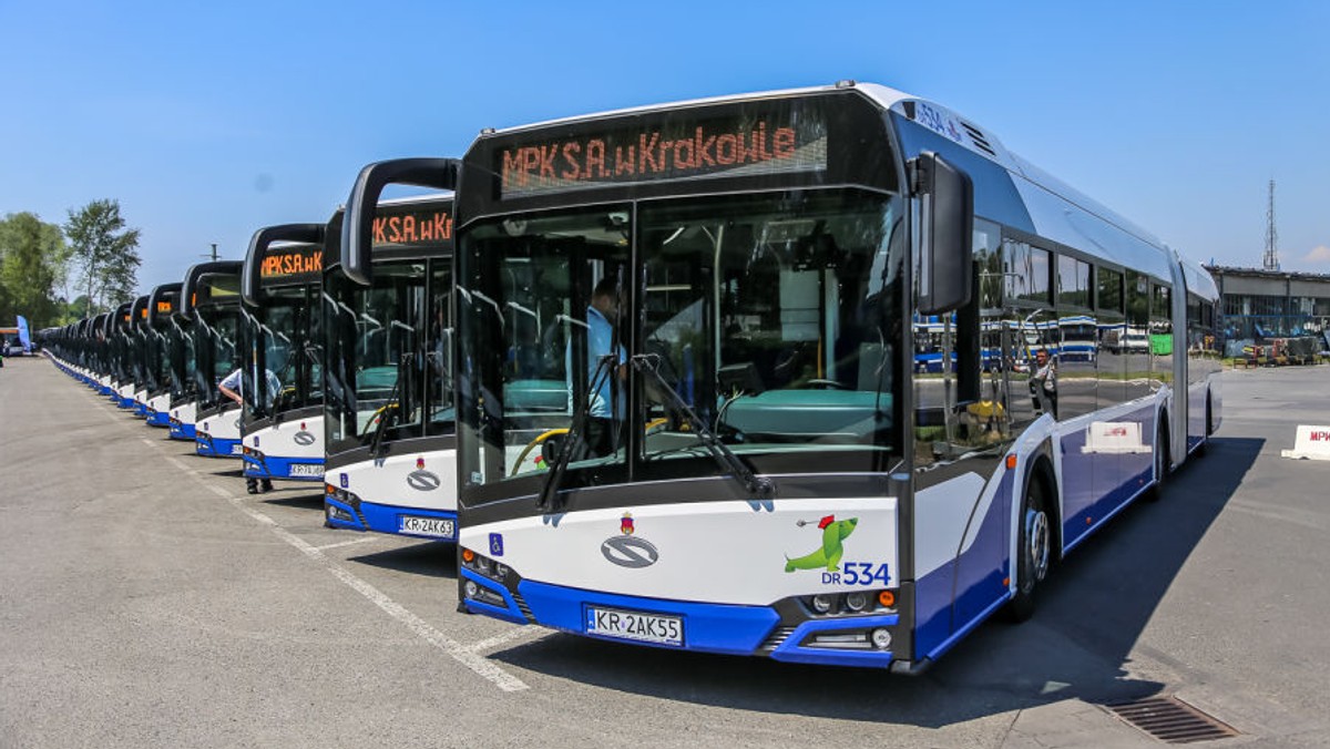 Dwóch producentów złożyło oferty w przetargu na dostawę 30 autobusów o długości 12 m z silnikami spełniającymi normy emisji spalin Euro 6.