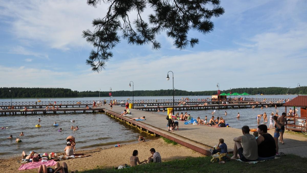 Molo w Augustowie przyciąga tłumy plażowiczów i jest jedną z głównych atrakcji miasta. Ze względu na zły stan techniczny, na początku kwietnia rozpoczęto remont obiektu. Podczas modernizacji wymieniono drewniane podpory i słupy pomostu. Z odnowionego molo można korzystać od dzisiaj.