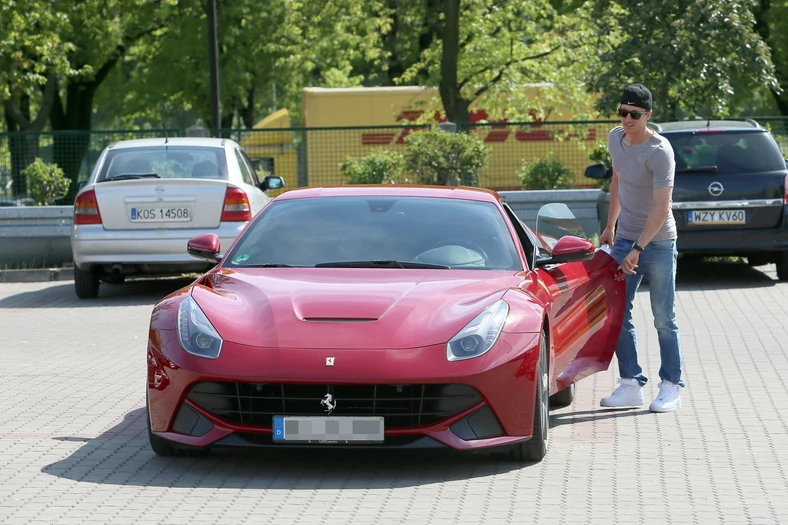 Robert Lewandowski i Ferrari F12 Berlinetta.