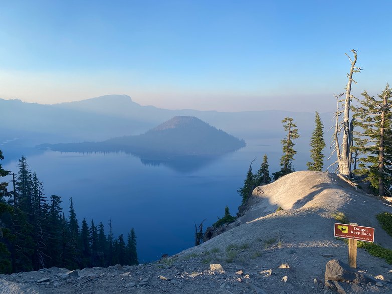 Zasnute dymami Jezioro Kraterowe w Parku Narodowym Crater Lake