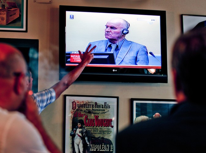 Ludzie oglądają transmisję z Hagi w kawiarni w Belgradzie