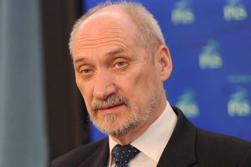 Macierewicz: Seria wybuchów w tupolewi