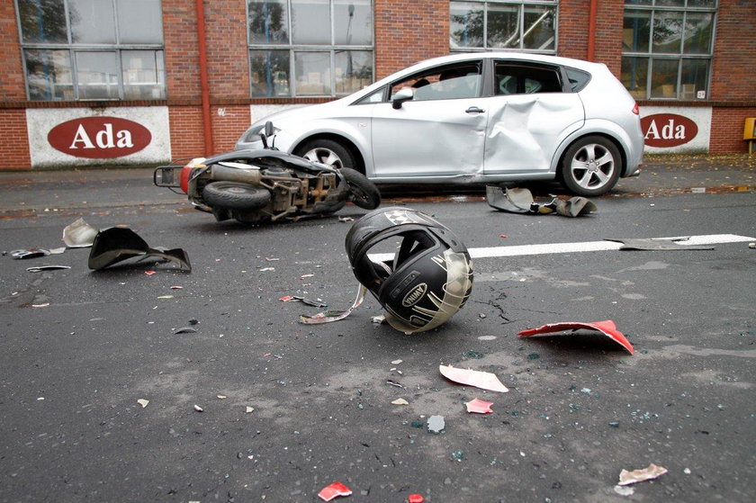 Wypadek w Opolu. Motorower zderzył się z samochodem osobowym