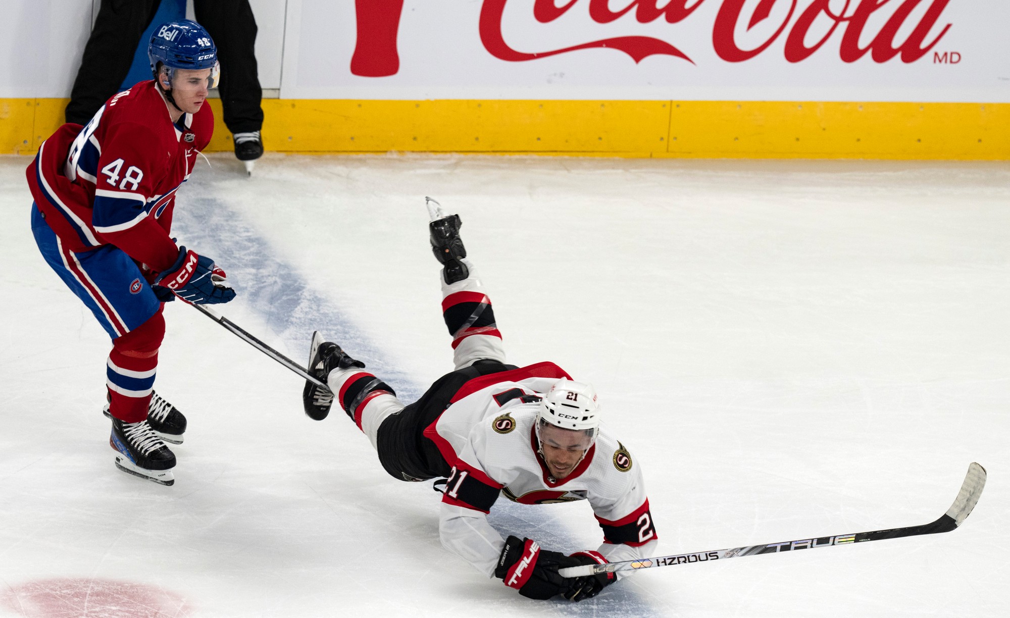 Slovenský hokejista Filip Mešár (48) z Montrealu Canadiens a Mathieu Joseph (21) z Ottawy Senators.