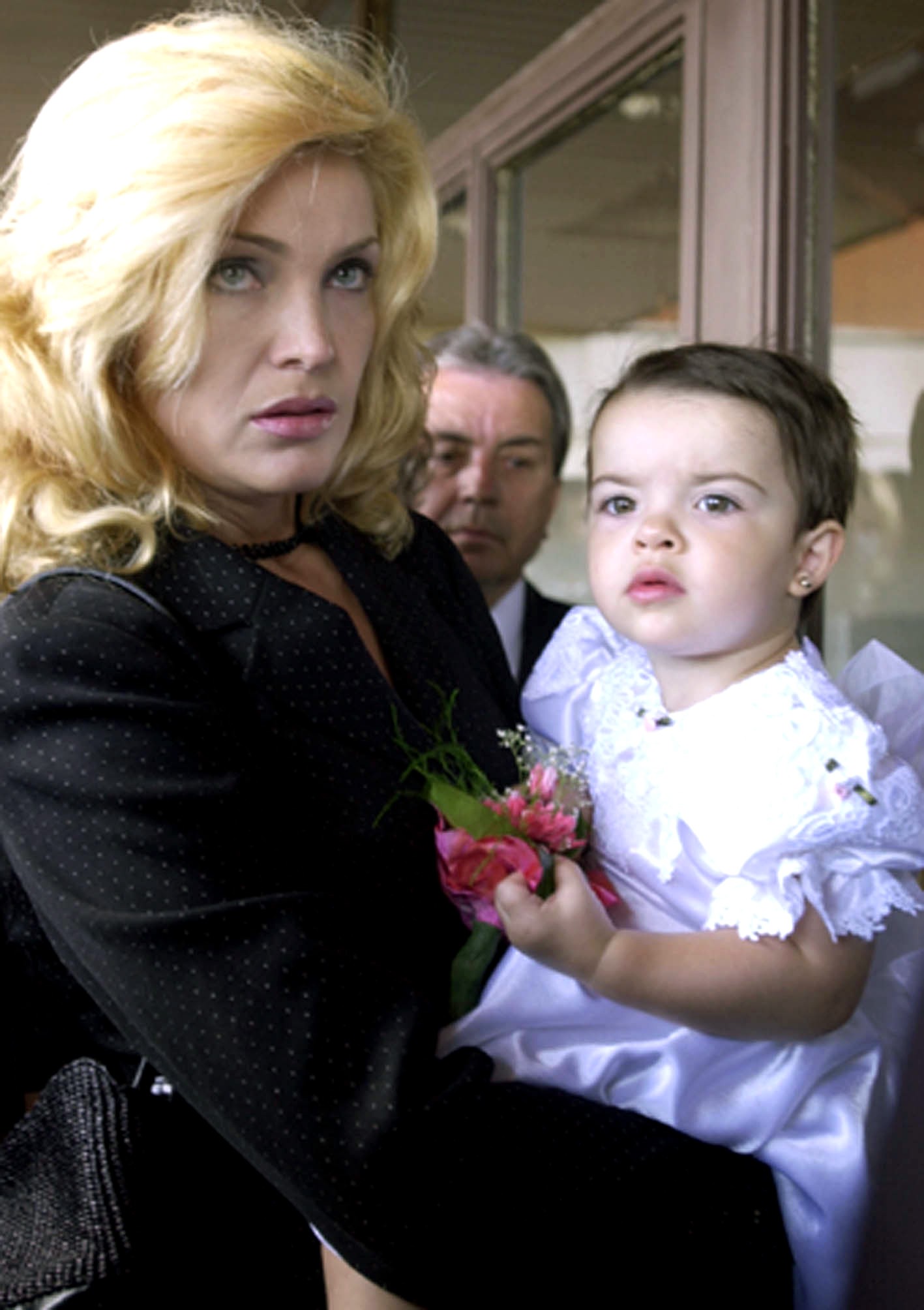 Gabriela Haršányová s dcérou zosnulého Chiarou na oficiálnej rozlúčke s Alexandrom Rezešem v roku 2002. 