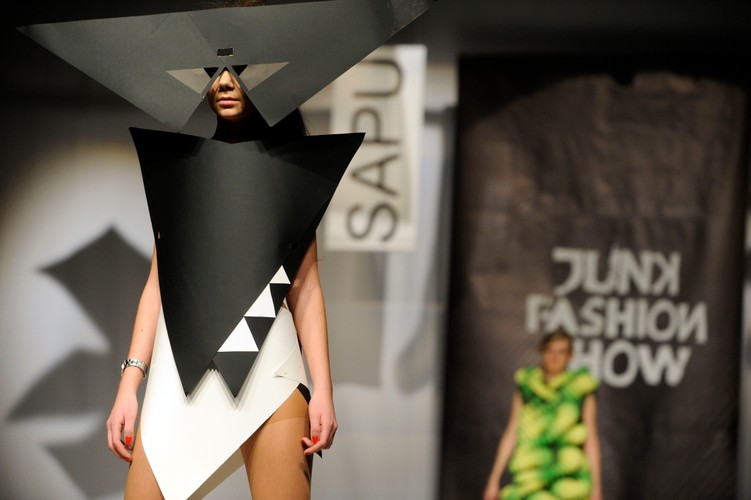 Papierowe kreacje zaprezentowali na zakończenie semestru studenci  pierwszego roku krakowskiej Szkoły Artystycznego Projektowania Ubioru