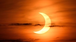 słońce zamieni się w rogal. nad polskę nadciąga spektakularne zaćmienie