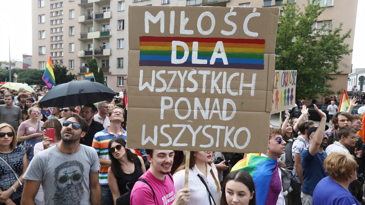 Serce polskiego Kościoła hierarchicznego jest rozdarte. Jakbyśmy go nie sklejali „kardioteologią”, widać gołym okiem rany i pęknięcia. Wydobywa się z niego miejscami już nie tylko dysharmonijny wielogłos, ale zupełnie sprzeczne przesłania – pisze Aleksander Rzepecki, publicysta poruszający tematykę kościelną, dyrektor biura prasowego warszawskiej Okręgowej Rady Adwokackiej.