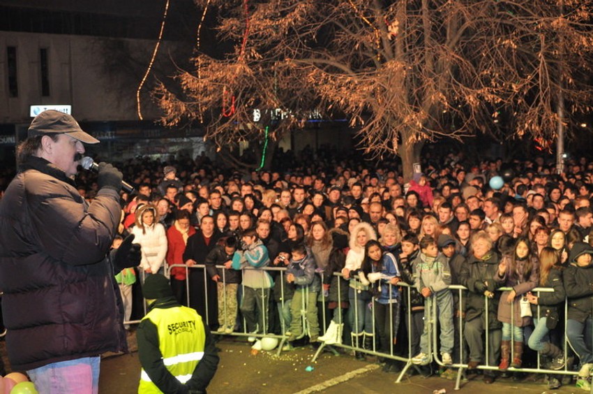 Žestok spor zbog spektakla: Haris Džinović na trgu u Prokuplju