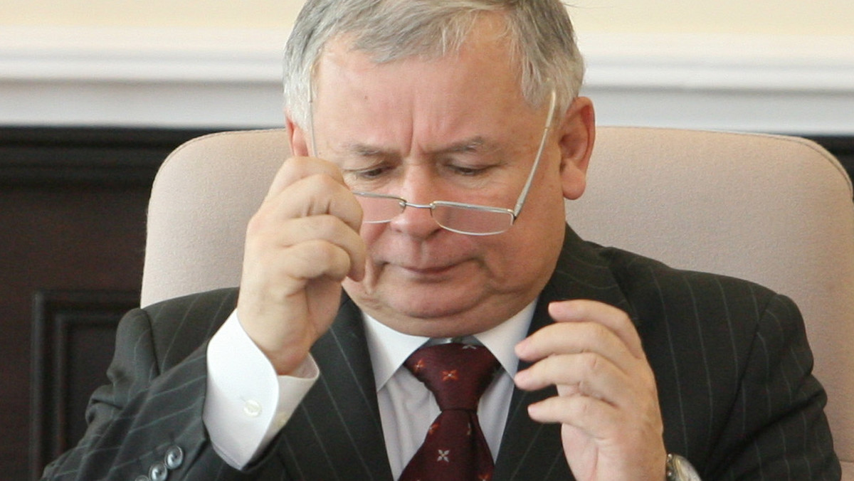 "Fakt": Jarosław Kaczyński, kandydat PiS na prezydenta, przeżył w życiu kilka związków z kobietami, ale prawdziwie zakochany był tylko raz. Gazeta donosi o miłosnych perypetiach prezesa PiS sprzed lat.