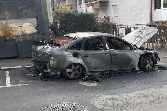 (FOTO) DRAMA NA CERAKU Vozilo potpuni izgorelo u požaru, ostala samo metalna školja: Vatra zahvatila i drugi automobil