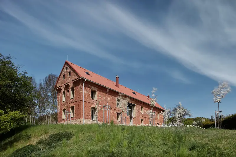 Spichlerz w Sudetach wygląda jak opuszczony, ale w środku to luksusowa willa