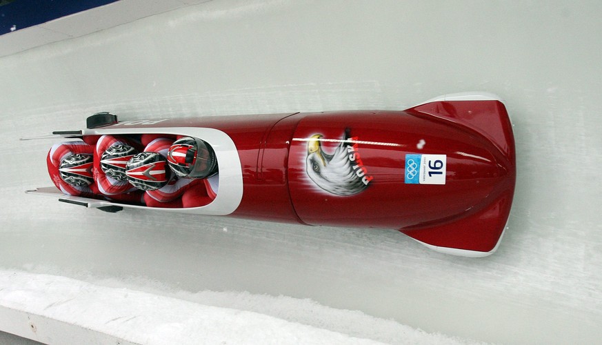 <b>BOBSLEJE</b>
<br>
<br>
Do Soczi pojedzie polska drużyna bobslejowa w składzie Dawid Kupczyk, Paweł Mróz, Marcin Niewiara i Daniel Zalewski. Jako re­zer­wo­wy zna­lazł się wśród bob­sle­istów Mi­chał Ka­spe­ro­wicz.