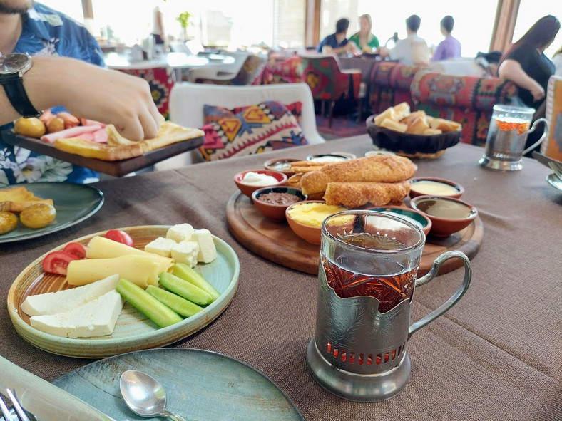Typowe azerskie śniadanie