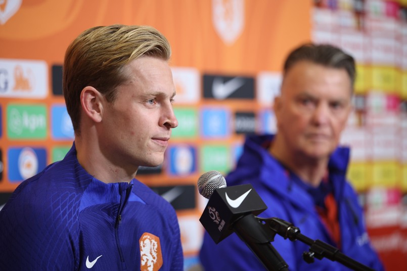 Trener piłkarskiej reprezentacji Holandii Louis van Gaal (P) i zawodnik Frenkie de Jong (L) podczas konferencji prasowej w Warszawie