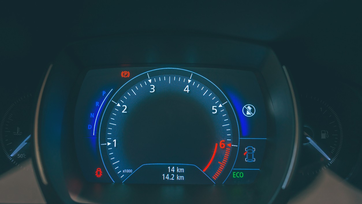 Digitálne prístrojovky pôsobia moderne. Kilometre však treba overiť aj cez VIN kód a servisnú históriu.