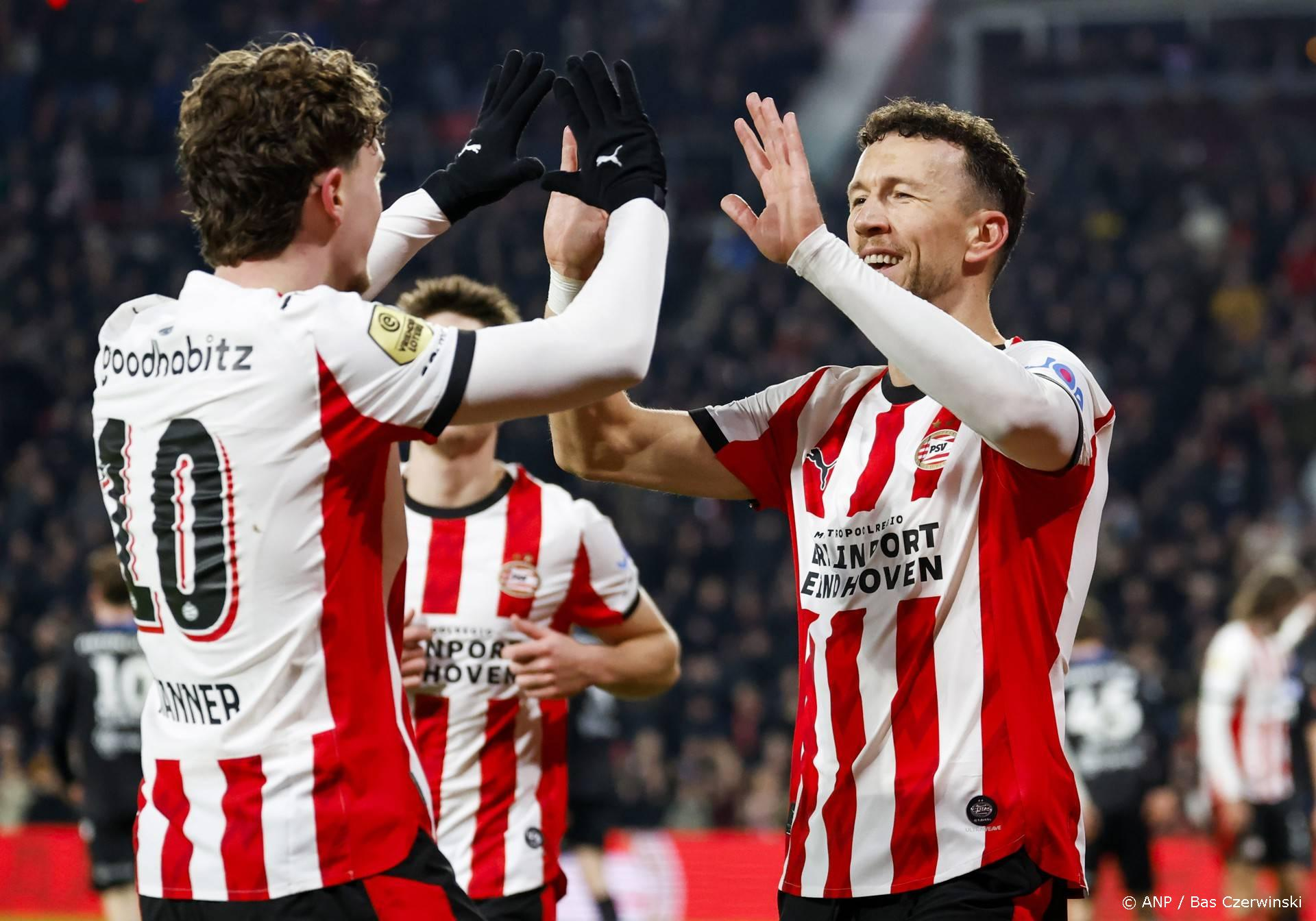 Bajraktarevic scoort dubbel: PSV walst over Heerenveen naar de halve finale