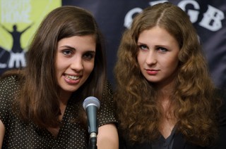 Pussy Riot wyszły z aresztu w Soczi. Miały nagrać piosenkę 'Putin, nauczymy cię kochać ojczyznę'