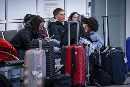 Czekasz długo na lotnisku na przesiadkę? Ten trik pozwala skrócić ten czas i nic nie kosztuje