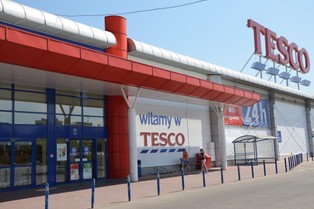 Rewolucja w handlu? Powstał pierwszy wirtualny sklep Tesco na lotnisku (WIDEO)