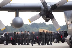 Kolejne samoloty z ciałami ofiar katastrofy boeinga wylądowały w Holandii