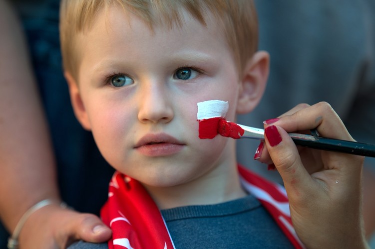 Młody polski kibic przed meczem grupy A mistrzostw świata siatkarzy z Kamerunem