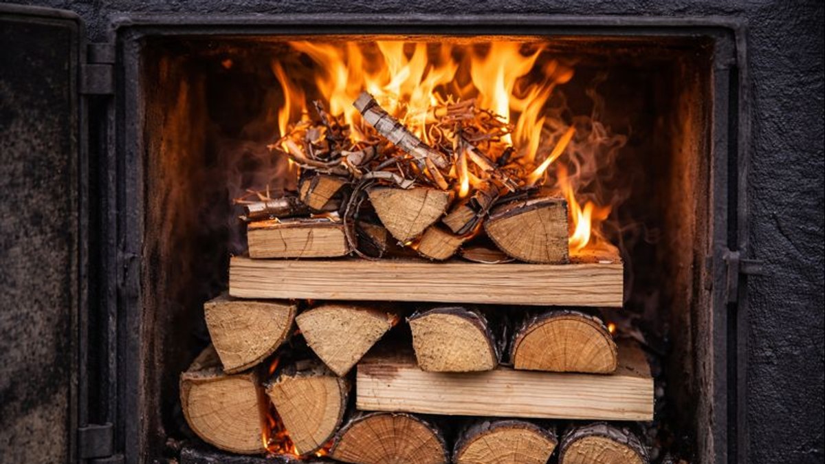 Kako da drva za ogrev duže gore: Način slaganja u peći štedi i do 50%