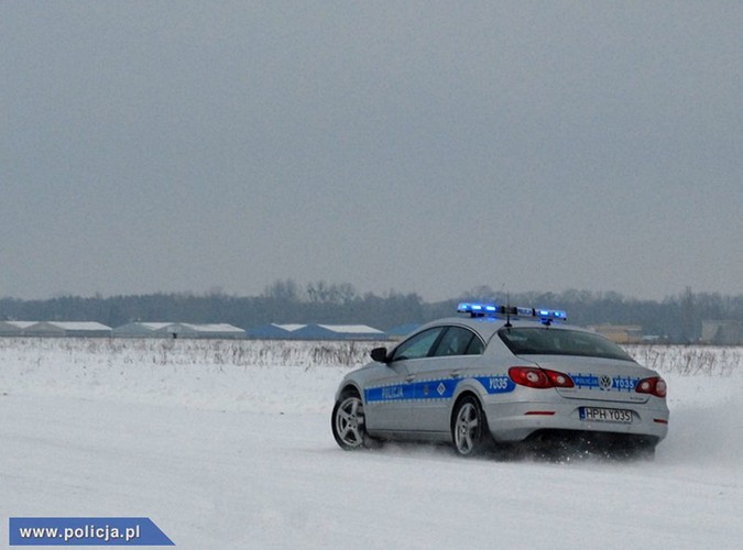 Polscy policjanci z roku na rok dysponują coraz nowszym sprzętem. Od niedawna na Mazowszu można zobaczyć volkswagena passata CC w srebrno-niebieskich barwach, który jest nowym narzędziem do walki z piratami drogowymi.