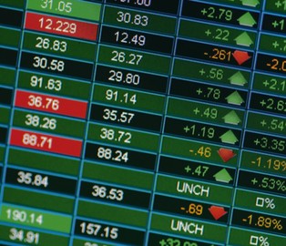 Polacy unikają ryzykownych akcji. Stawiają na obligacje, bony i lokaty