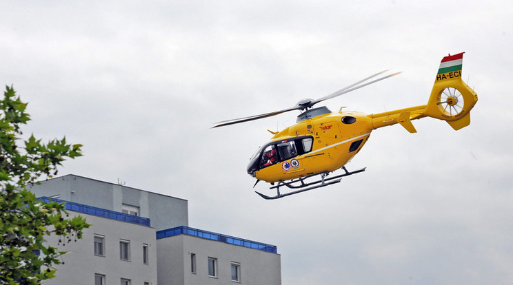 Mentőhelikopter érkezett a sérültekért /Fotó: MTI- Oláh Tibor