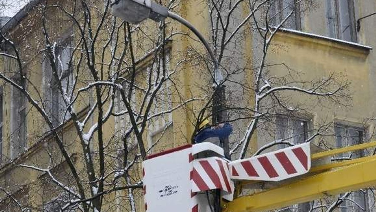 Miasto znalazło nowy sposób na oszczędności. Chce, żeby od 2015 roku spółdzielnie mieszkaniowe wzięły na swoje barki odpowiedzialność za latarnie na osiedlach - informuje "Gazeta Pomorska".