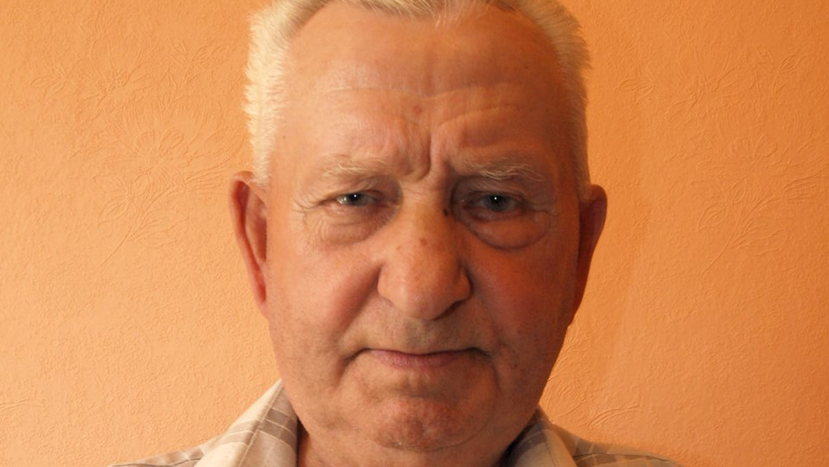 82-letni Stanisław Denys, emerytowany ślusarz z Łodzi, trzyma w szufladzie odpis skrócony aktu "swego" zgonu