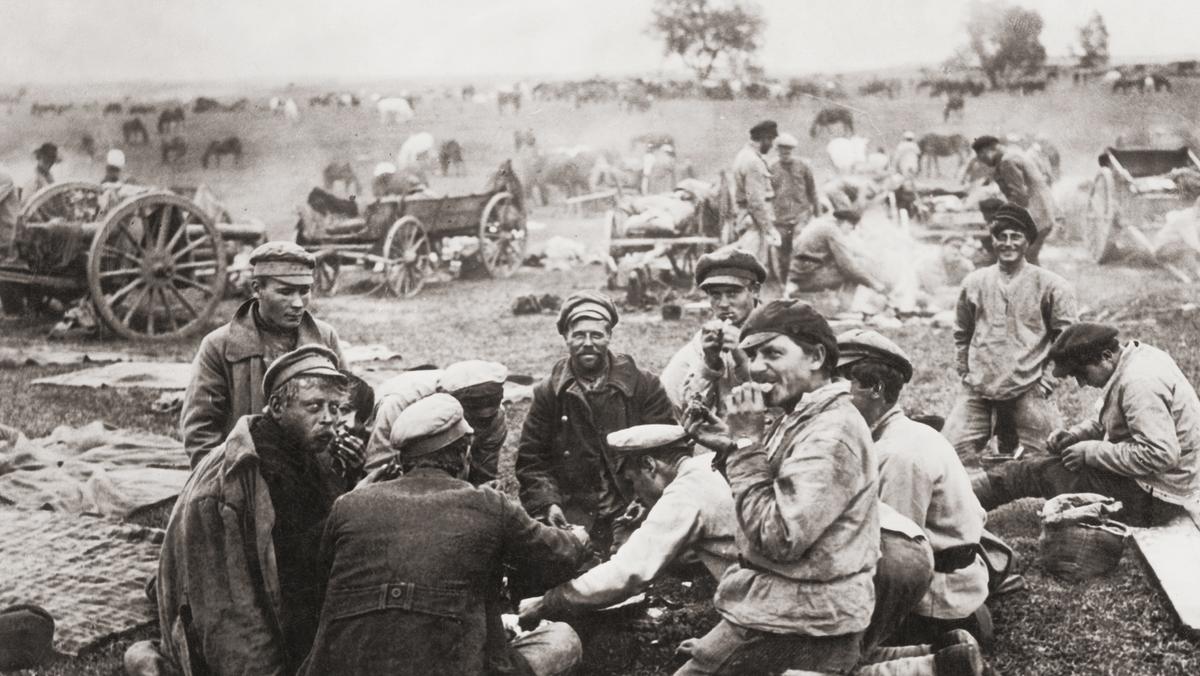 Żołnierze rosyjscy podczas postoju po przekroczeniu granicy niemieckiej w czasie I wojny światowej, 1915 r.