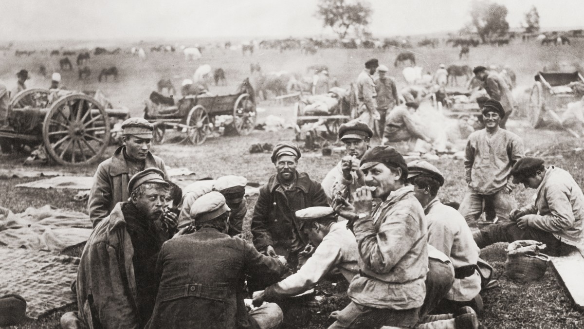 Żołnierze rosyjscy podczas postoju po przekroczeniu granicy niemieckiej w czasie I wojny światowej, 1915 r.