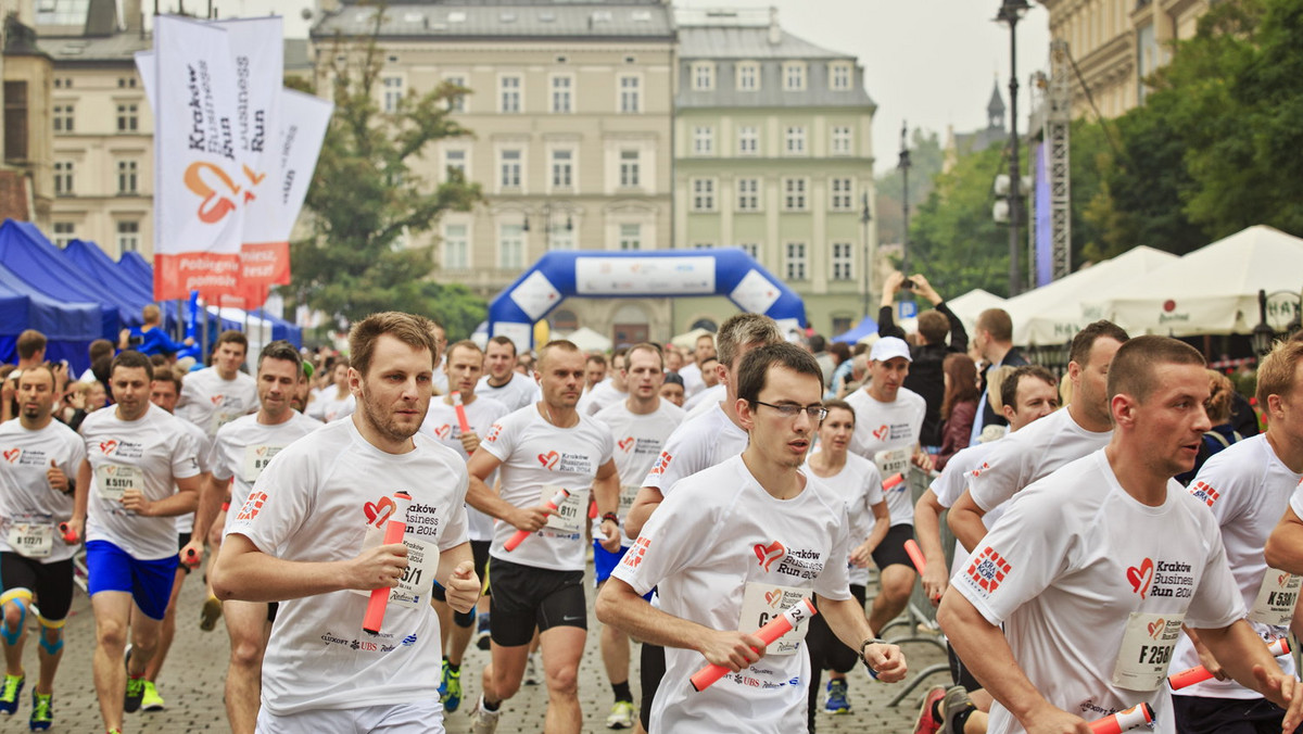 Bieganie zaczyna być naszym narodowym hobby, które zyskuje coraz większe grono zwolenników. Jego potencjał odkryły również firmy i korporacje coraz częściej wychodzące naprzeciw potrzebom własnych pracowników – aktywnych biegaczy. Wiele z nich zostało współorganizatorami największego charytatywnego biegu sztafetowego w Polsce, który ruszy ulicami sześciu polskich miast szóstego września. W sumie pobiegnie prawie 15 tys. osób.