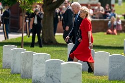 Niespodziewane spotkanie na cmentarzu w Arlington. Biden podszedł do Polaków