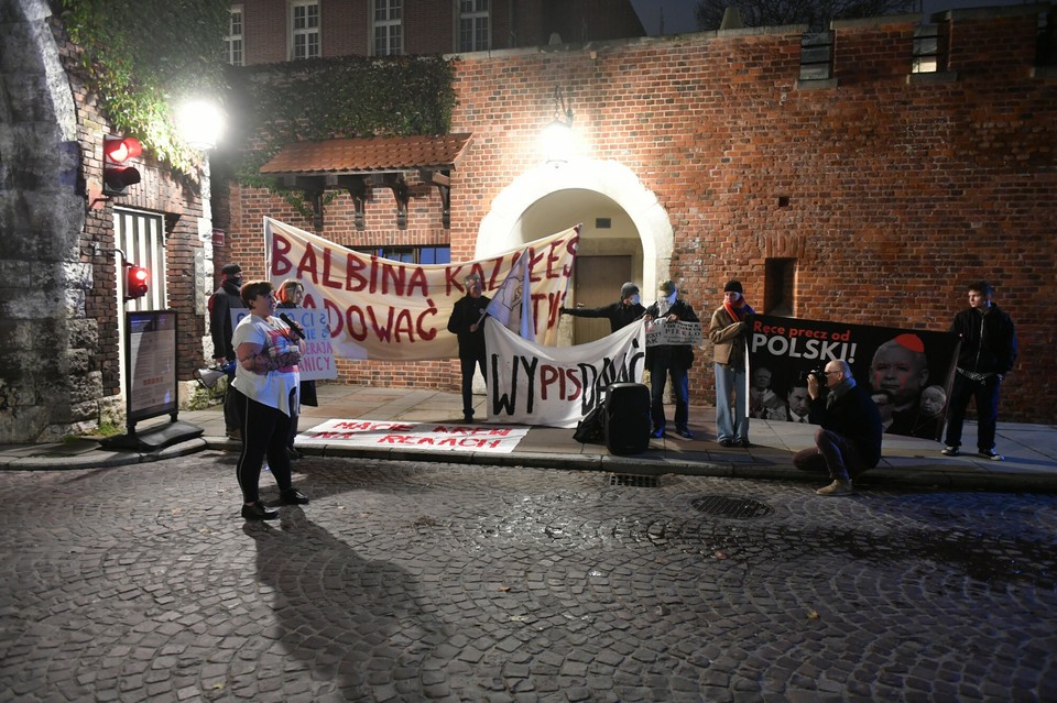 Jarosław Kaczyński odwiedził grób brata. Na miejscu czekali protestujący