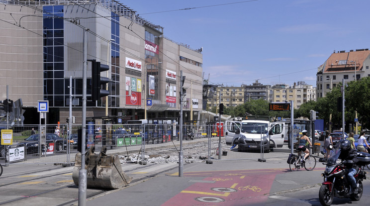 A Margit körúton is megkezdődött a 4-es és a 6-os villamosvonal felújítása / Fotó: MTI/Kovács Attila