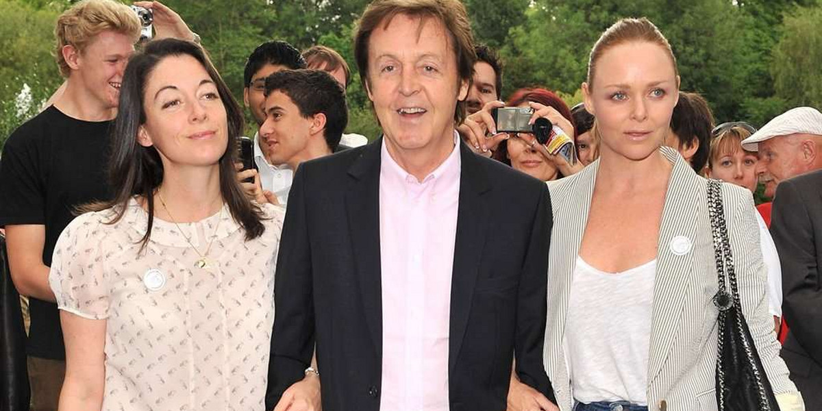 Paul McCartney, były członek The Beatles miał ciekawy weekend. Najstarsza jego córka Mary McCartney wzięła w sobotę potajemny ślub, a druga Stella McCartney ogłosiła, że spodziewa się czwartego dziecka