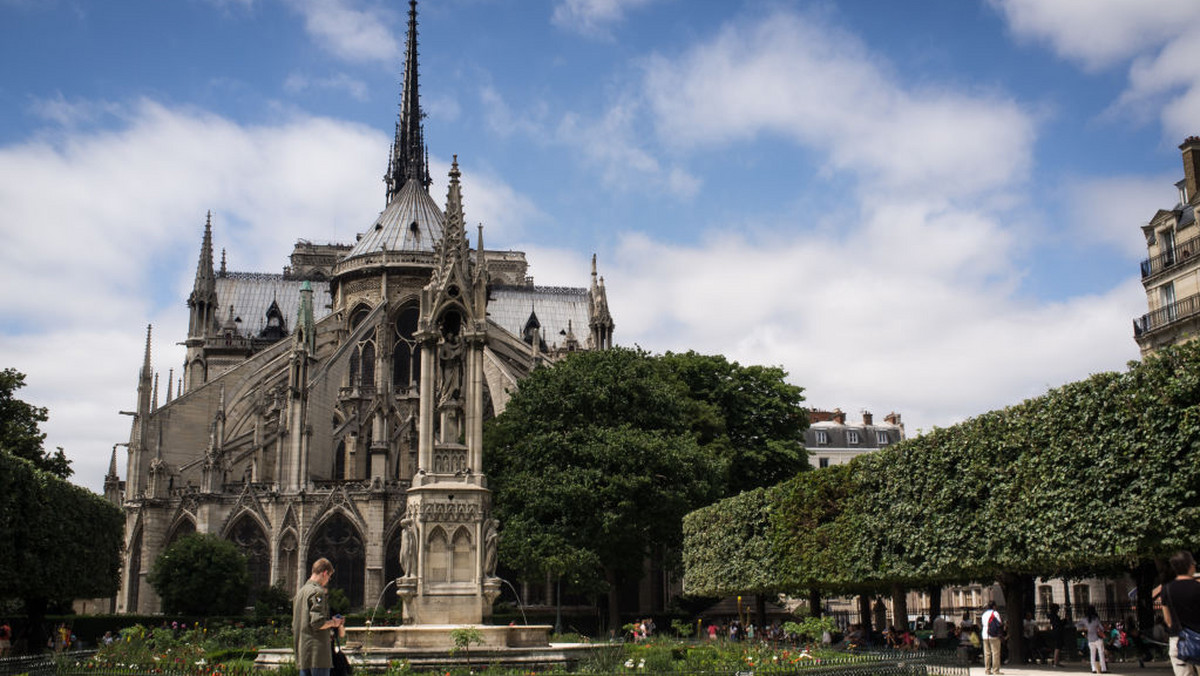 Generał Jean-Louis Georgelin i architekt Philippe Villeneuve, którzy nadzorują odbudowę katedry Notre Dame, nie zgadzają się co do wyglądu nowej iglicy. Georgelin stwierdził wręcz, że Villeneuve powinien "zamknąć buzię".
