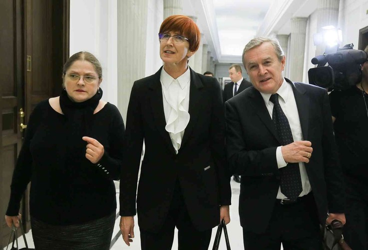 Doświadczona, kompetentna
w swojej dziedzinie i powszechnie
lubiana. Mówią o niej w ten sposób osoby zarówno z obecnej, jak i poprzedniej ekipy rządowej. To jej czwarta kadencja w parlamencie. W poprzedniej razem z Janem Dziedziczakiem otrzymała najwięcej głosów podczas wyborów do prezydium klubu. Teraz będzie miała za zadanie przeforsować sztandarowe pomysły PiS. Między innymi 500 zł na dziecko. Możliwe, że jej zdolność zawierania kompromisów przyda się, jeśli PiS zdecyduje się na zmiany w stanowisku dotyczącym wieku emerytalnego. Na zdjęciu Elżbieta Rafalska w środku, fot. PAP/Paweł Supernak