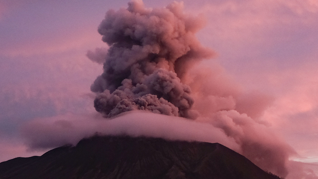 Popiół i błyskawice nad Indonezją. Spektakularna erupcja wulkanu Ruang [ZDJĘCIA]